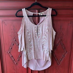 Gimmicks by BKE- like new cold shoulder top!